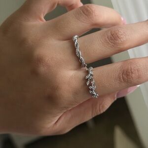 Elegant Silver Twisted Leaf Ring